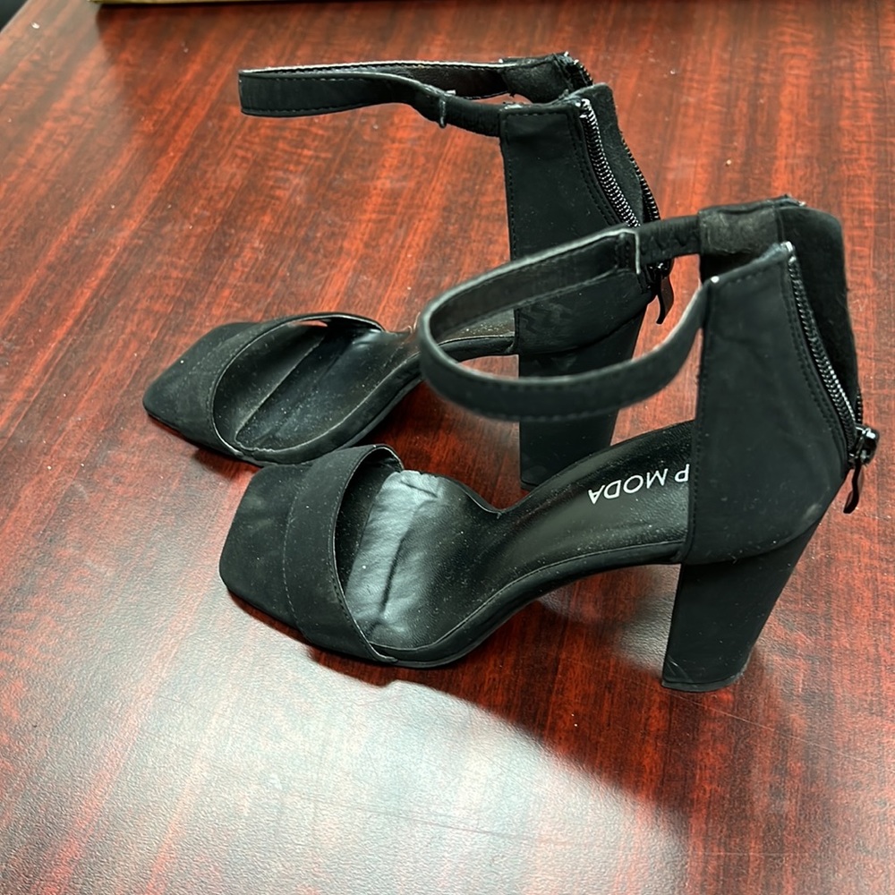 Black heels - Picture 2 of 3